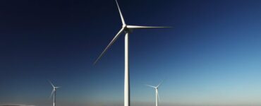 Foto de aerogeradores em uma paisagem.