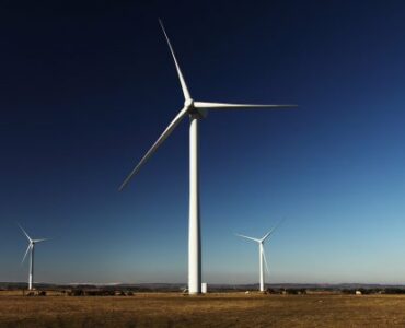 Foto de aerogeradores em uma paisagem.