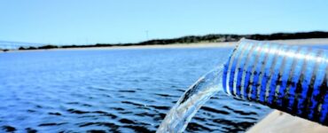 Água sendo derramada no mar (Fonte: Portal Tratamento de Água)