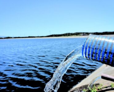 Água sendo derramada no mar (Fonte: Portal Tratamento de Água)