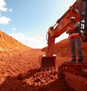 Imagem de uma escavadeira em uma lavra por tiras