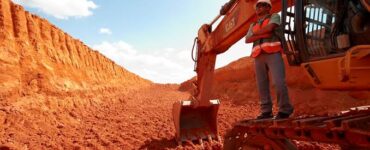 Imagem de uma escavadeira em uma lavra por tiras