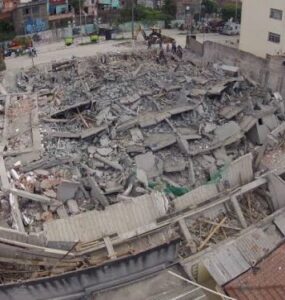 Foto de detritos em canteiro de obra