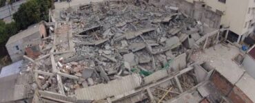 Foto de detritos em canteiro de obra