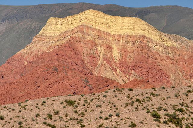 Foto de rocha com camadas, que determinam os seus processos de formação, objeto de estudo da estratigrafia.