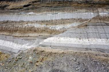 Foto de um princípio de falha geológica em um corpo rochoso.