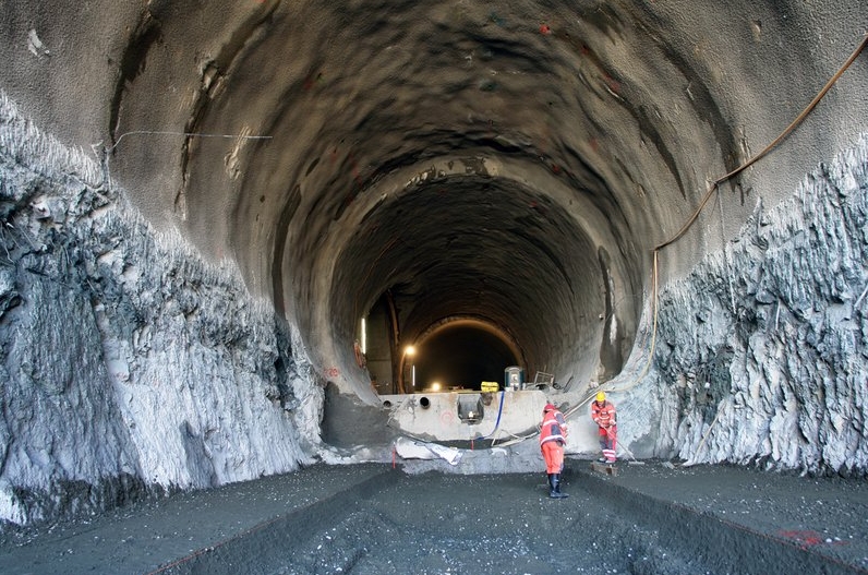 Foto da construção do túnel de base de São Gotardo.