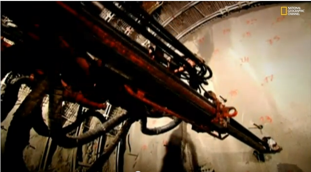 Foto da máquina jumbo em ação na escavação do túnel de base de São Gotardo.