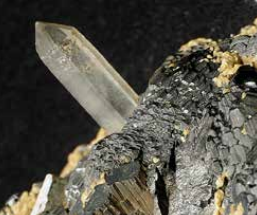 Imagem de cristais minerais, com um cristal protuberando de uma rocha.