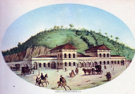 História da ferrovia: litografia da Central do Brasil, com homens a cavalo passando na frente e um morro atrás.