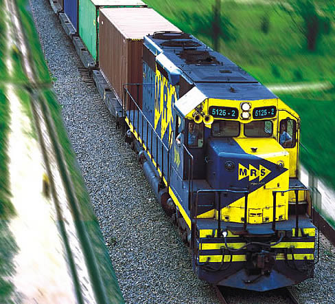 Imagem da locomotiva elétrica de cremalheira, com seus vagões amarelos e azuis.