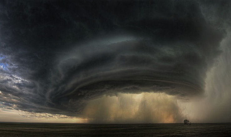 Exemplo de desastre meteorológico: foto de uma nuvem espiralada de temporal em Montana, em cima de uma planície. 