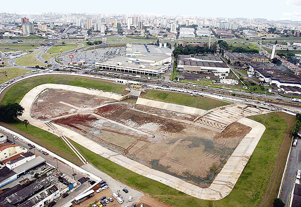 Foto de piscinões em São Bernardo, São Paulo, uma grande escavação com capacidade de absorver 380 milhões de litros de água.