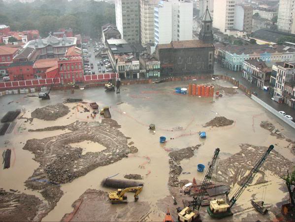 Previsão do tempo na construção civil: foto aérea de uma obra de construção civil completamente alagada após chuvas.