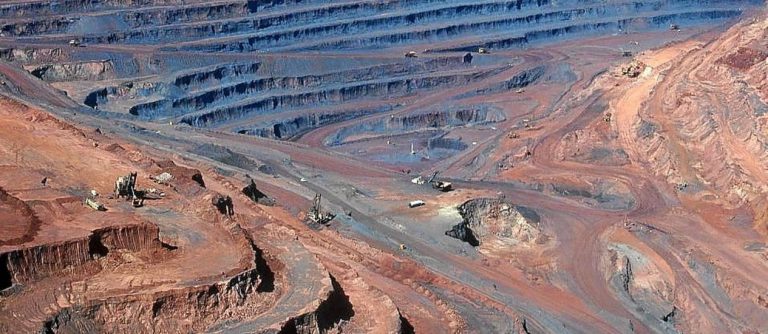 Exploração de recursos minerais: foto aérea de uma mina de ferro.
