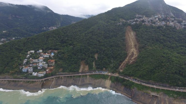 Foto aérea de deslizamento de terra no Rio de Janeiro em 2019, com cicatriz na vegetação do morro.