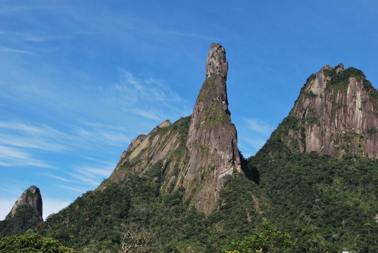 Foto do Dedo de Deus, uma das grandes formações rochosas no Rio de Janeiro, que realmente parece um dedo levantado.