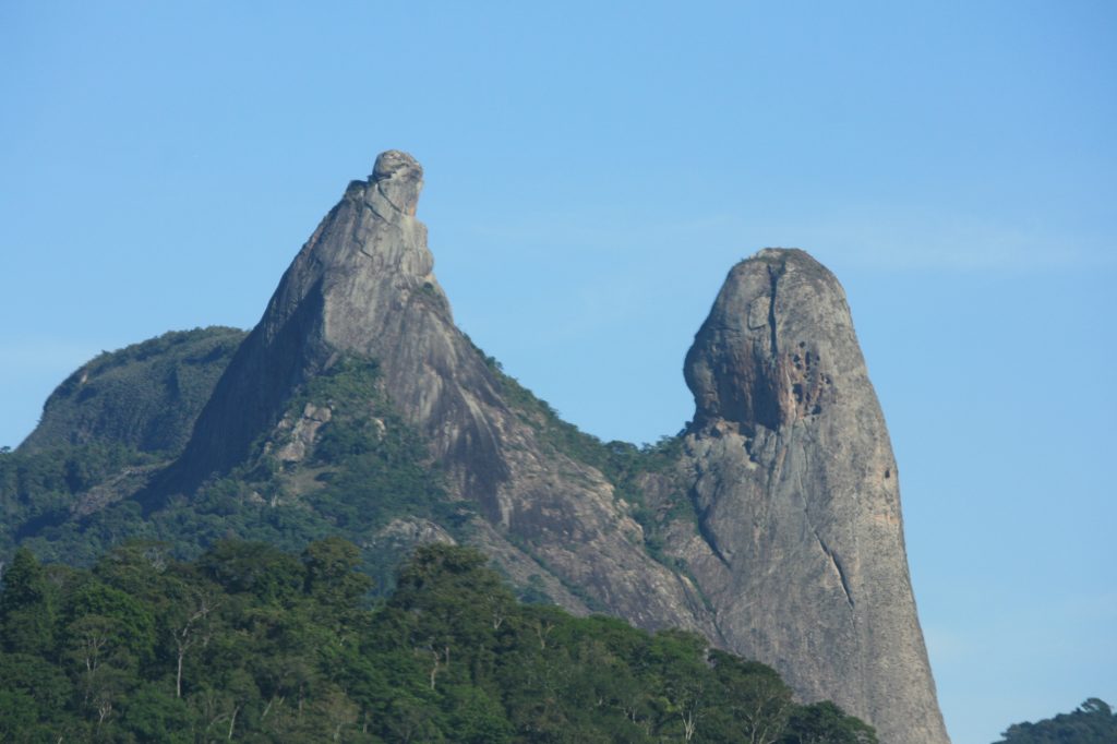 Foto de O Frade e a Freira, uma formação rochosa com dois picos, que parecem duas pessoas se encarando.