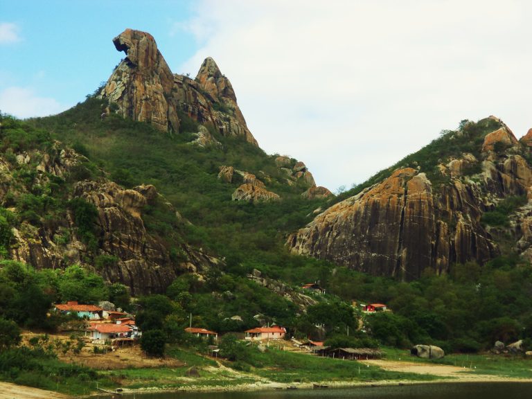 Foto da Pedra da Galinha Choca, uma das formações rochosas mais conhecidas do País.
