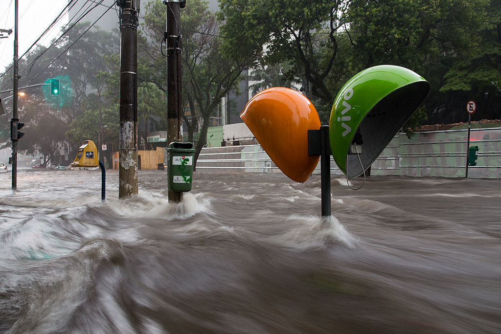 Via da cidade de São Paulo alagada em decorrência de chuva e inadequação do sistema de drenagem urbana. 