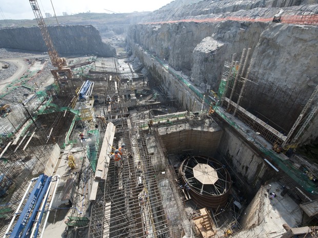 Foto aérea da Usina de Belo Monte em construção, com grandes andaimes fazendo a estrutura.
