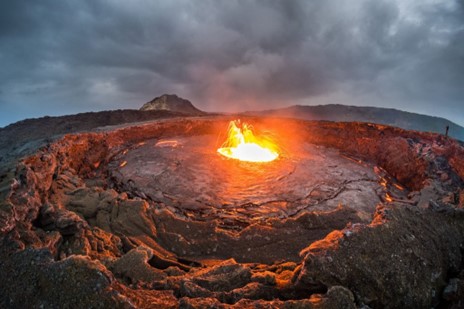 Foto da boca do vulcão Erta Ale, na Etiópia, com lava abrindo um buraco no seu meio.