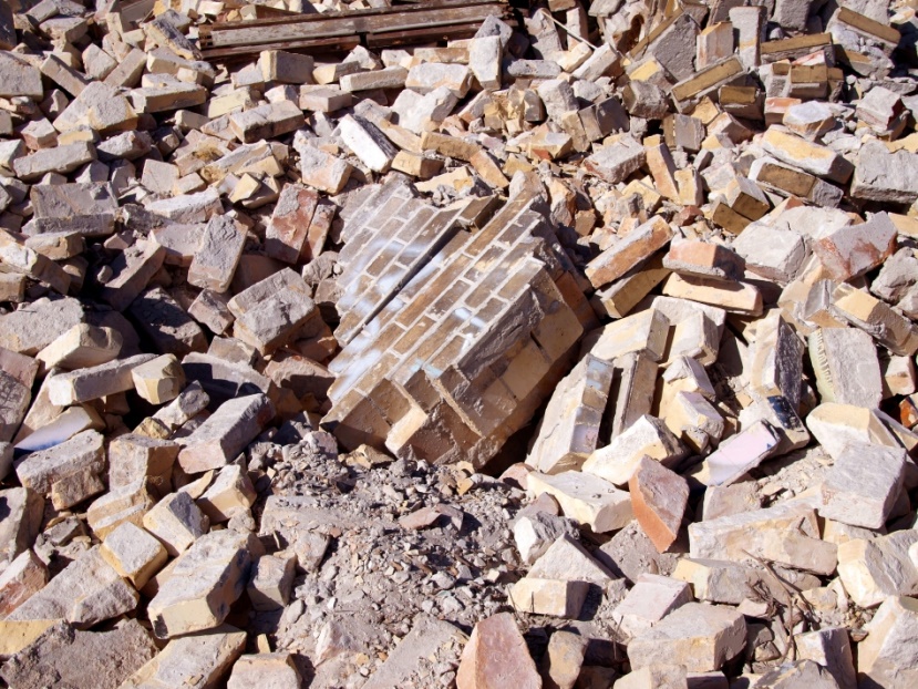 Sustentabilidade na construção civil: foto de resíduos, pedaços de tijolo.