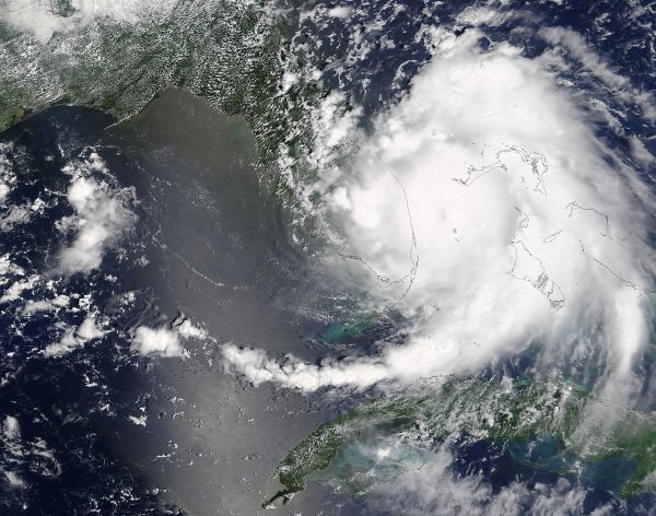 Foto aérea do furacão Katrina, uma massa branca em cima de um continente.