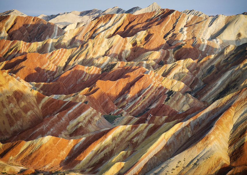 Formações rochosas do Zhangye Danxia com relevo diferente e várias cores: vermelho, amarelo, branco, laranja.