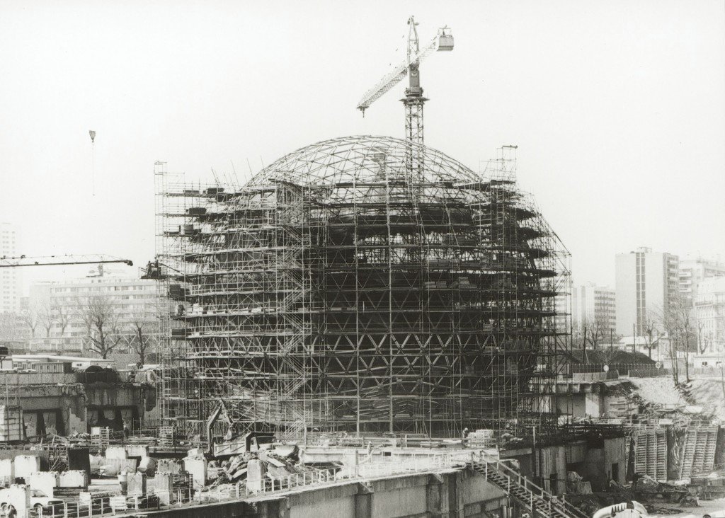 Foto histórica da construção de La Géode, com andaimes.
