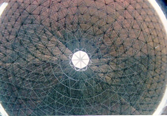 Foto de teto do Centro Esportivo de Campina Grande, montado com estruturas metálicas reticuladas espaciais.