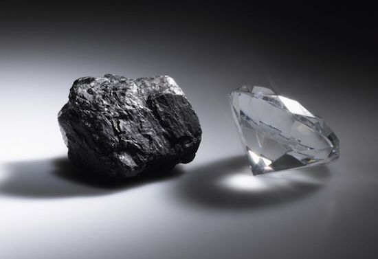 Foto de um diamante e uma pedra, essencial para a economia da Botsuana.