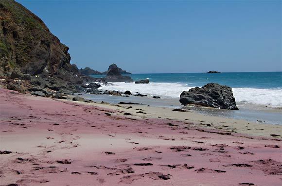 Pfeiffer Beach, na Califórnia, com areias rosa e roxa.