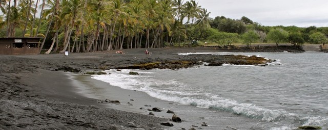 Punaluu Beach, no Havaí, com areia preta.