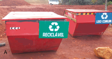 Foto de duas caçambas de lixo comum e reciclável.