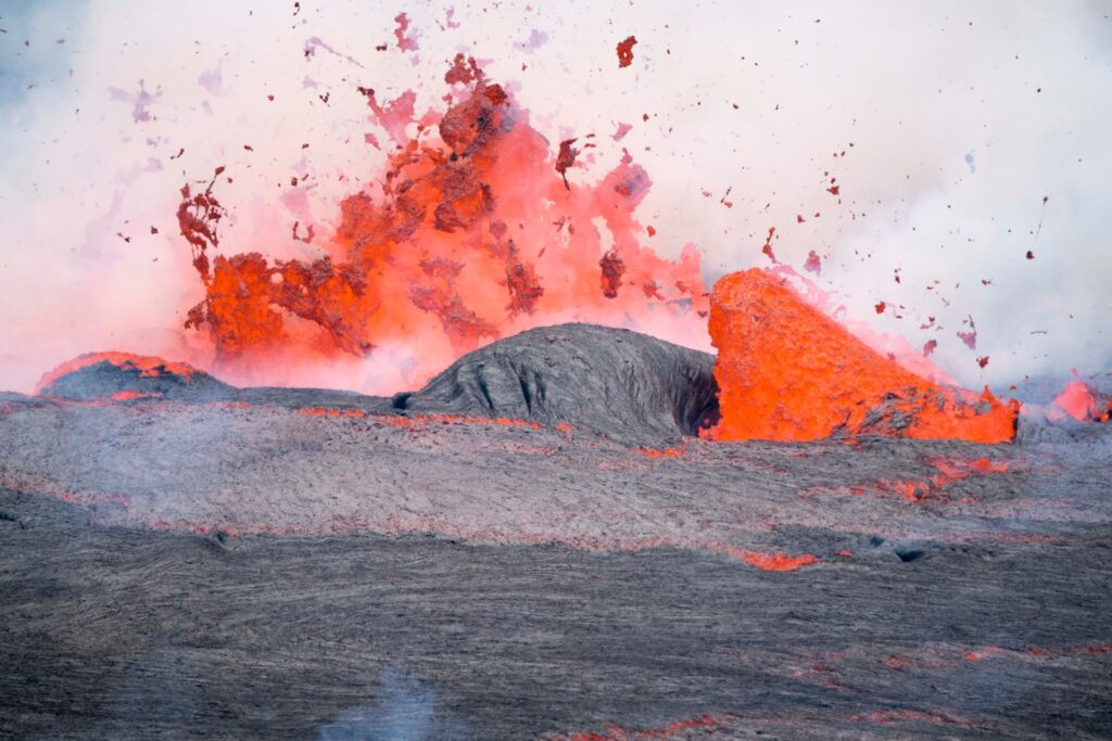 Foto do vulcão Nyiragongo em erupção.