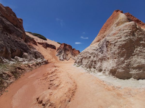 Foto de Morro Branco, em Beribere (CE), com solo de areia e rochas pontudas.
