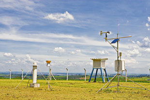 Foto de equipamentos de inteligência artificial em um campo de agricultura.