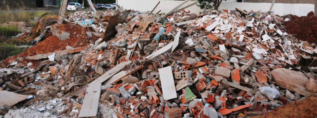 Foto de uma pilha de resíduos de obra de construção civil