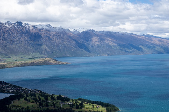 Imagem do Lago Wakatipu, na Nova Zelândia, um dos muitos exemplos de recursos hídricos de origem glacial.