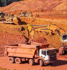 Caminhões em uma área de mineração