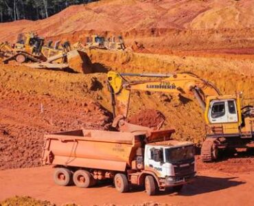 Caminhões em uma área de mineração