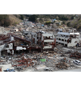 Estragos feitos pelo Tsunami no Leste do Japão após um grande terremoto