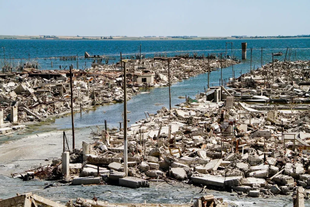 Ruínas submersas da cidade de Epecuén na Argentina, com escombros de concreto cercados por águas azuis de lago
