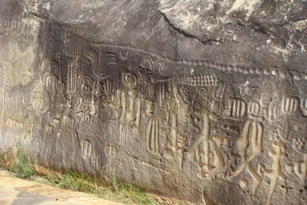 Painel de inscrições rupestres na Pedra do Ingá, mostrando gravuras geométricas e abstratas entalhadas na rocha, patrimônio arqueológico da Paraíba.