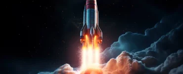 Foguete espacial decolando em meio a nuvens iluminadas pelo fogo dos propulsores, contra o fundo escuro do espaço estrelado.