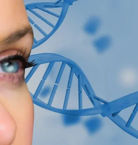 Close no rosto de uma mulher com olhos azuis em primeiro plano, ao fundo representação de hélice de DNA em cor azul.