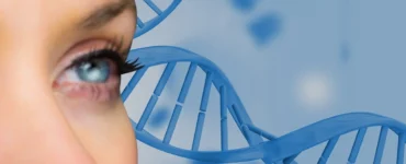 Close no rosto de uma mulher com olhos azuis em primeiro plano, ao fundo representação de hélice de DNA em cor azul.