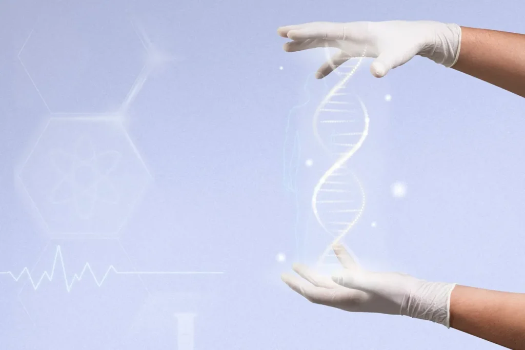 Mãos com luvas brancas seguram representação holográfica de uma hélice de DNA brilhante em fundo azul claro.