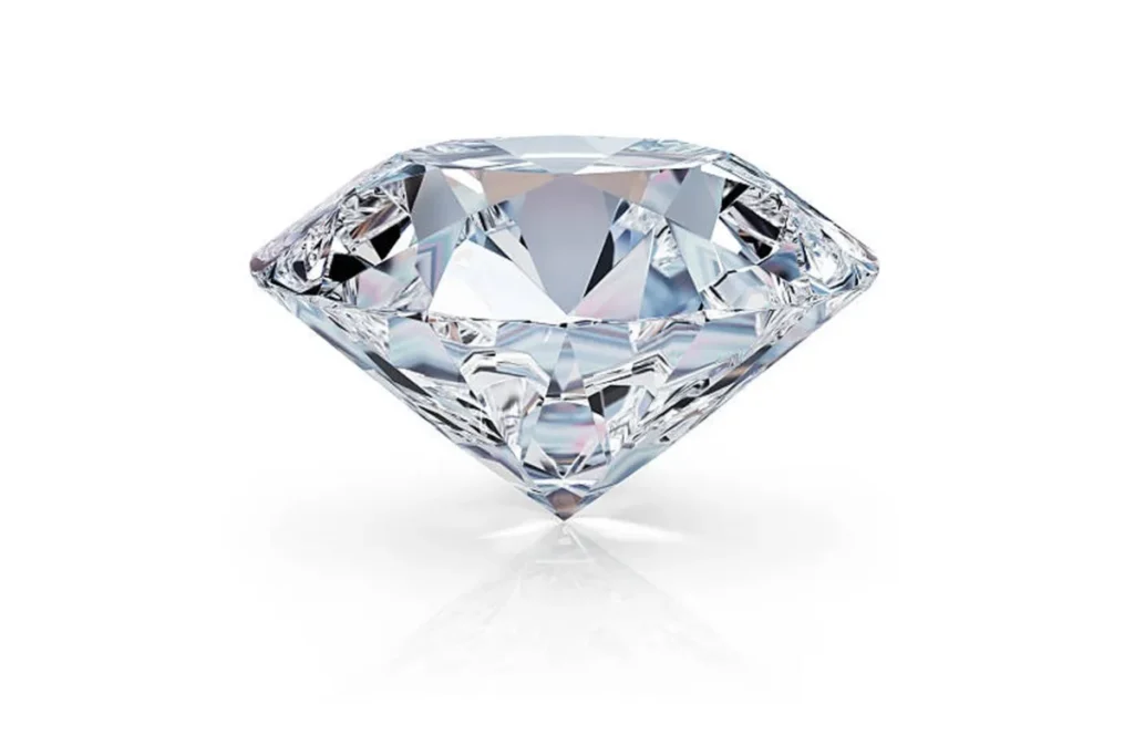 Diamante transparente lapidado em formato redondo com reflexos brilhantes sobre fundo branco